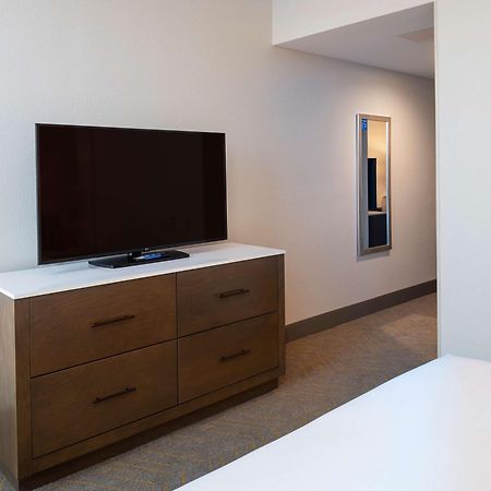 Doubletree By Hilton Madison East Hotel Екстериор снимка