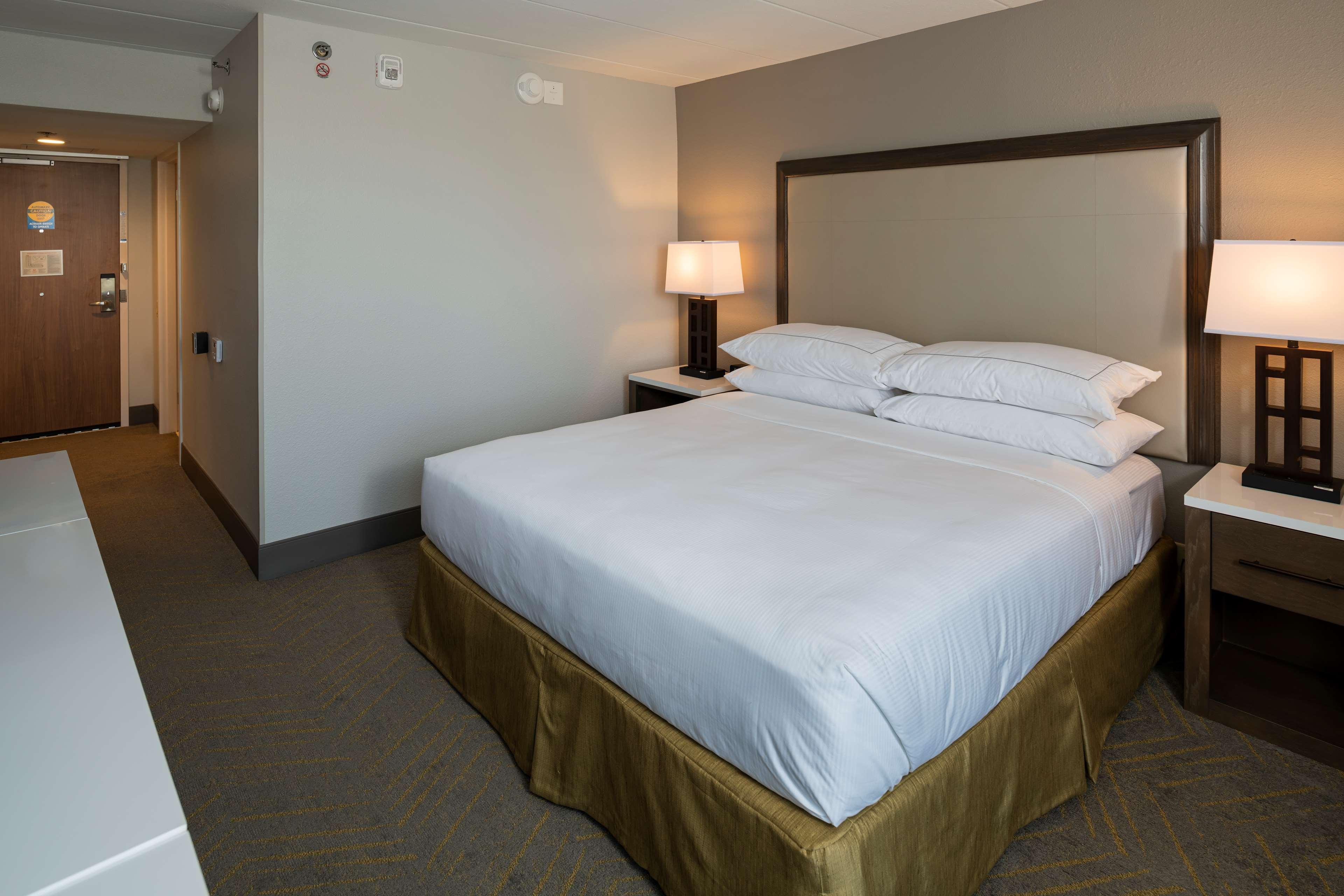 Doubletree By Hilton Madison East Hotel Екстериор снимка