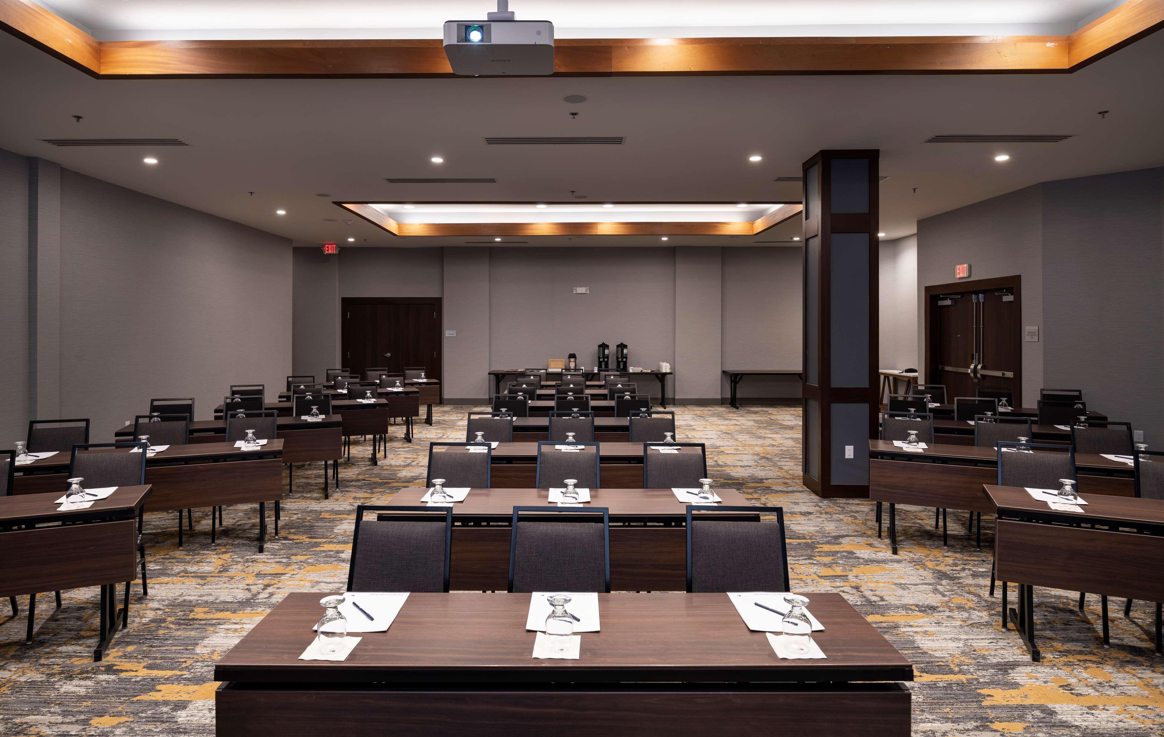 Doubletree By Hilton Madison East Hotel Екстериор снимка