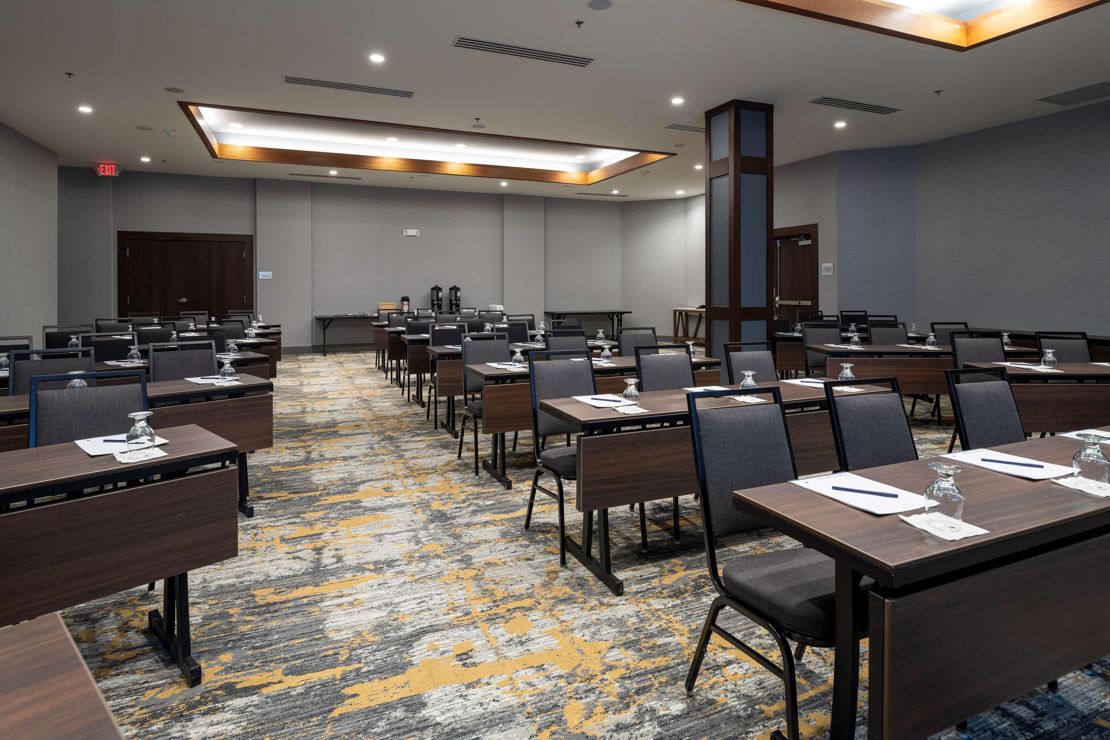 Doubletree By Hilton Madison East Hotel Екстериор снимка