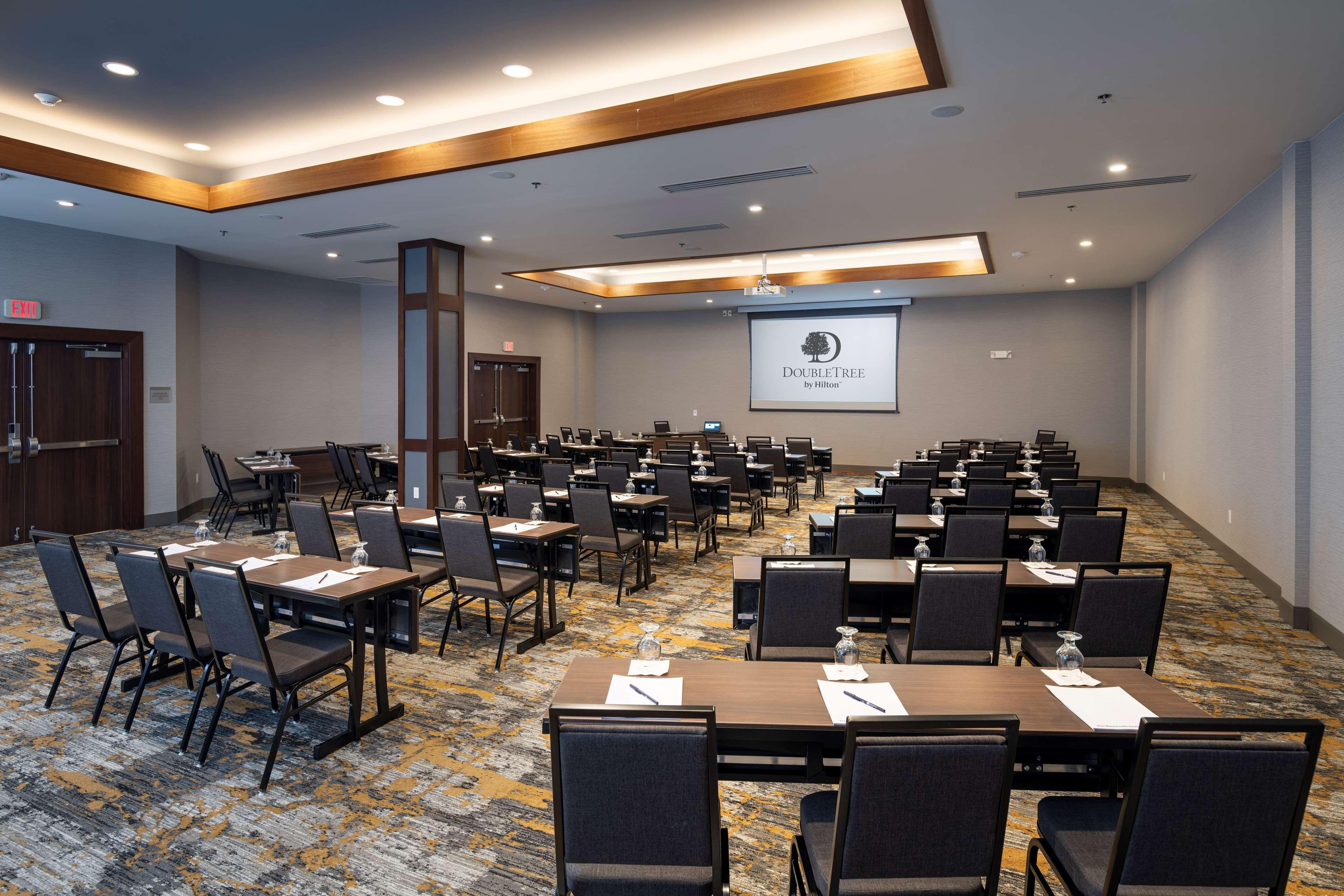 Doubletree By Hilton Madison East Hotel Екстериор снимка