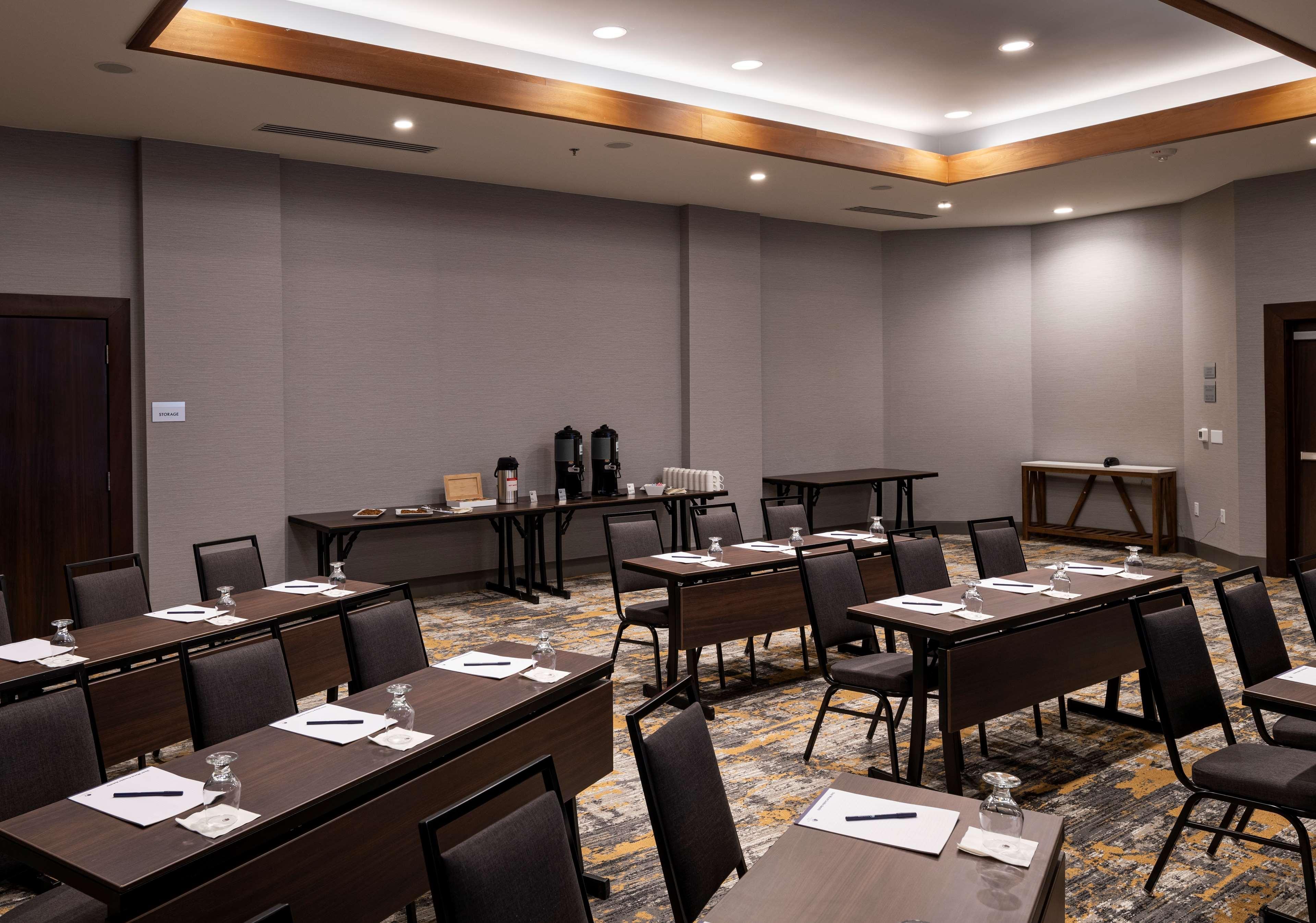 Doubletree By Hilton Madison East Hotel Екстериор снимка