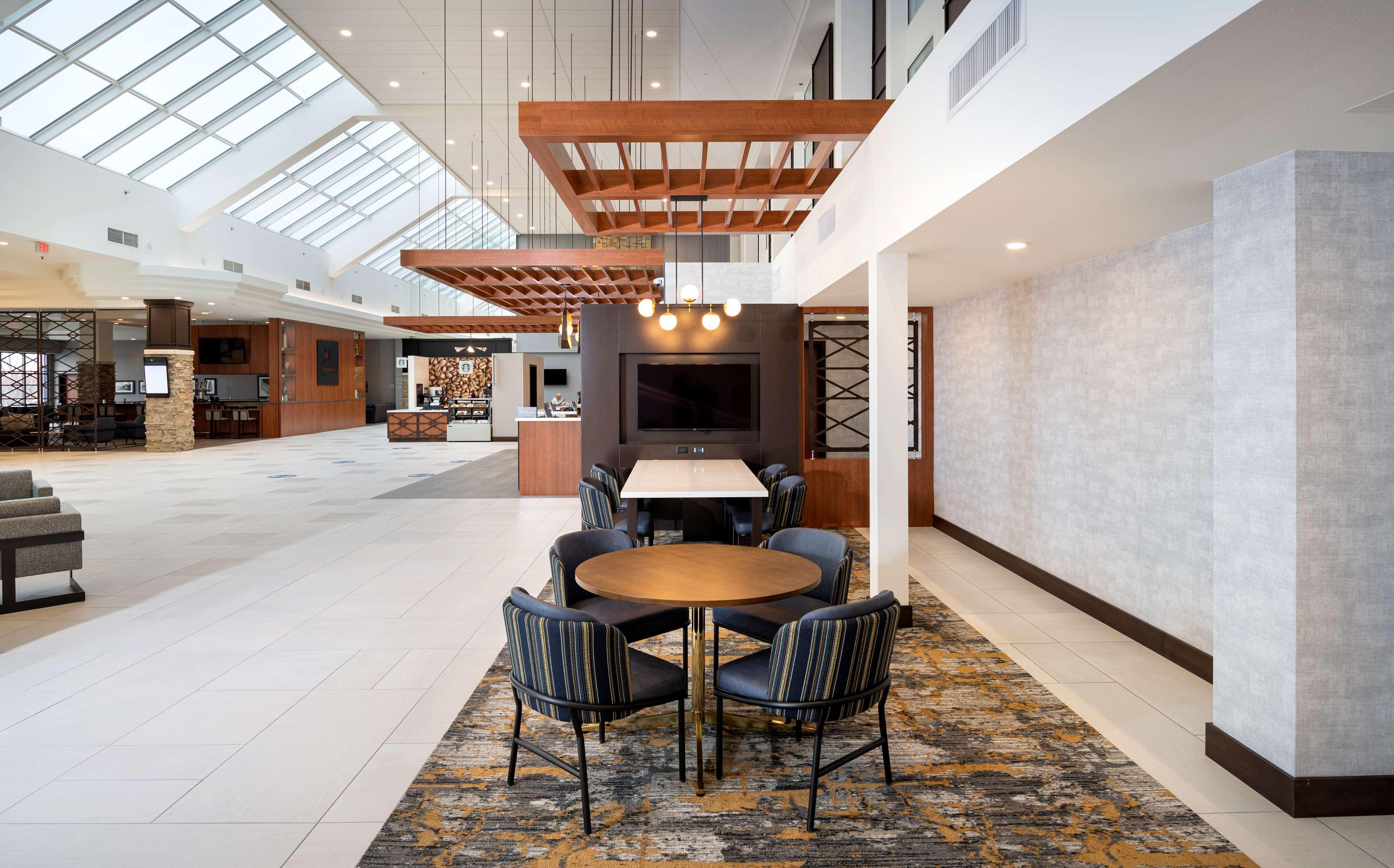 Doubletree By Hilton Madison East Hotel Екстериор снимка