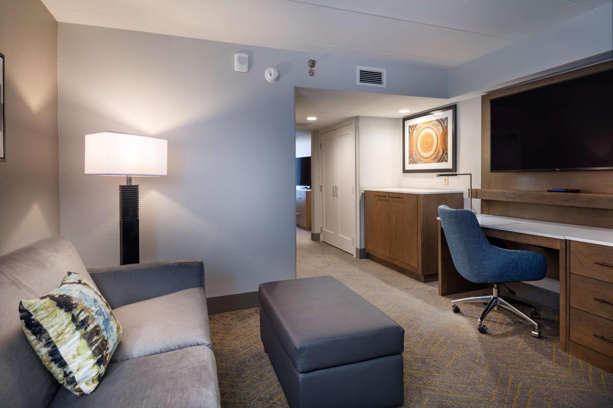 Doubletree By Hilton Madison East Hotel Екстериор снимка