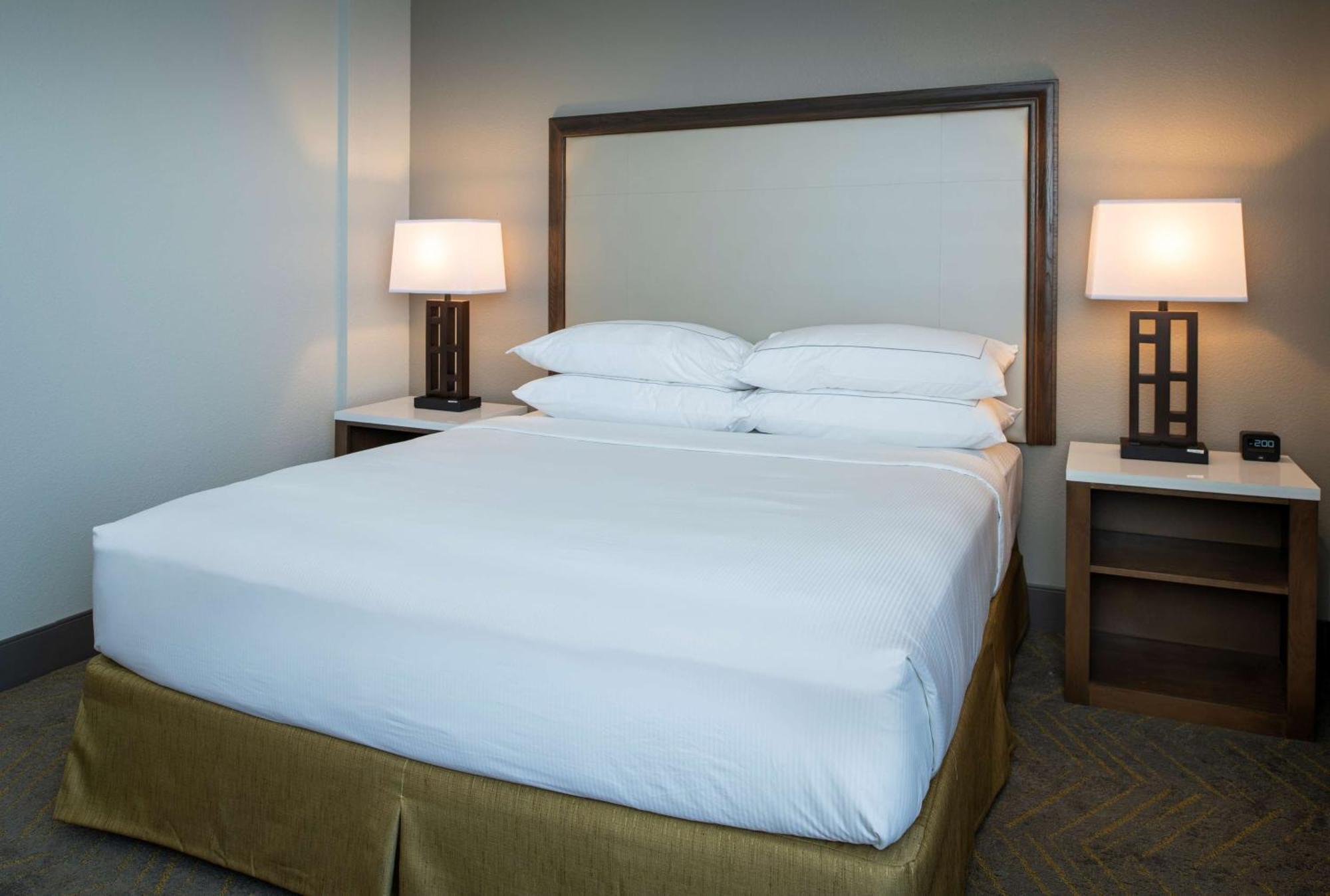 Doubletree By Hilton Madison East Hotel Екстериор снимка