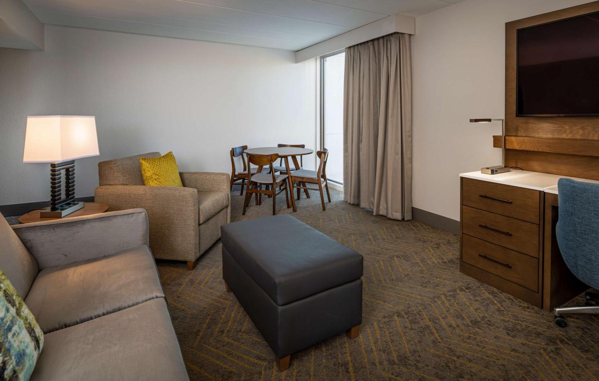 Doubletree By Hilton Madison East Hotel Екстериор снимка