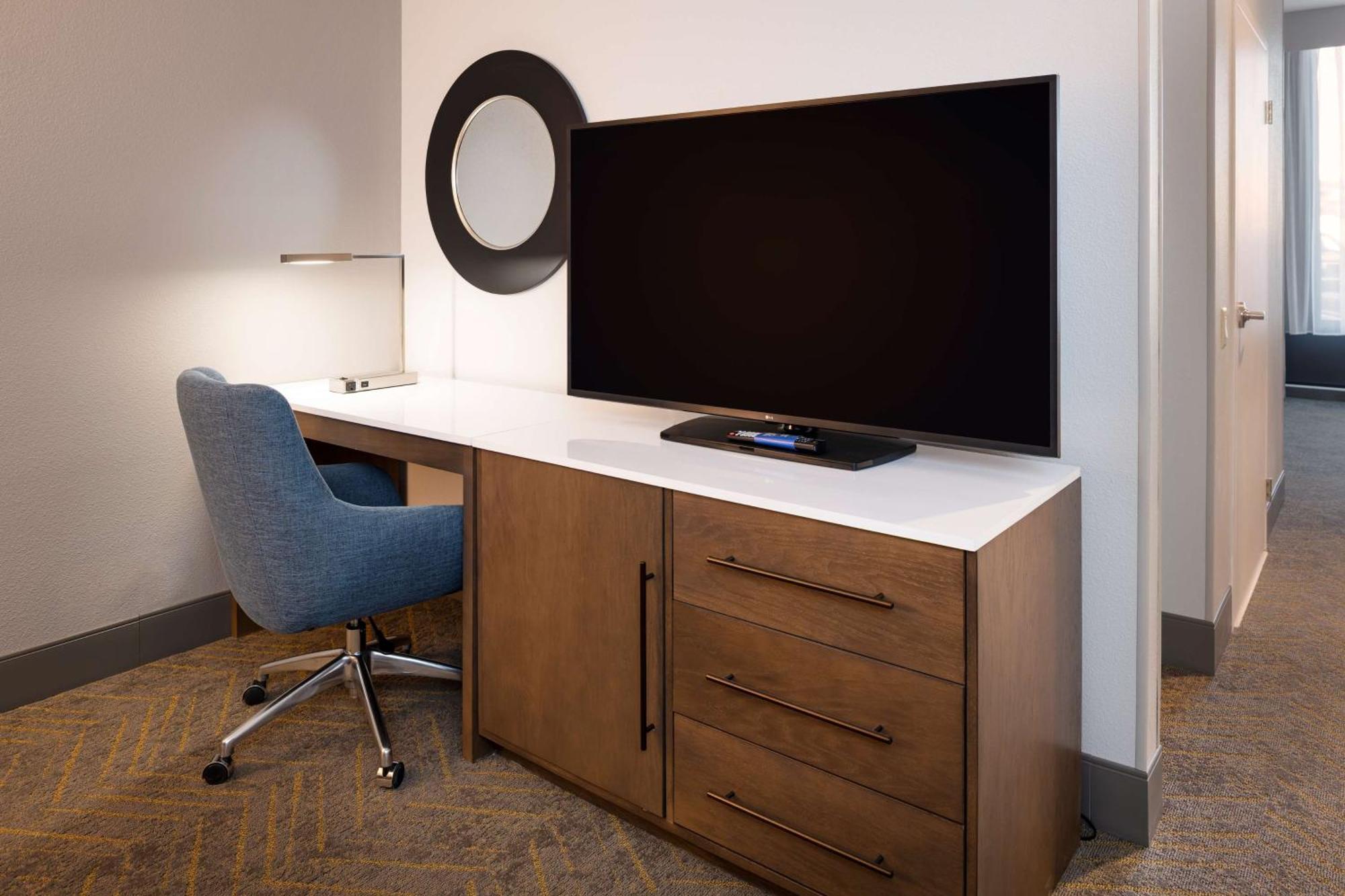 Doubletree By Hilton Madison East Hotel Екстериор снимка