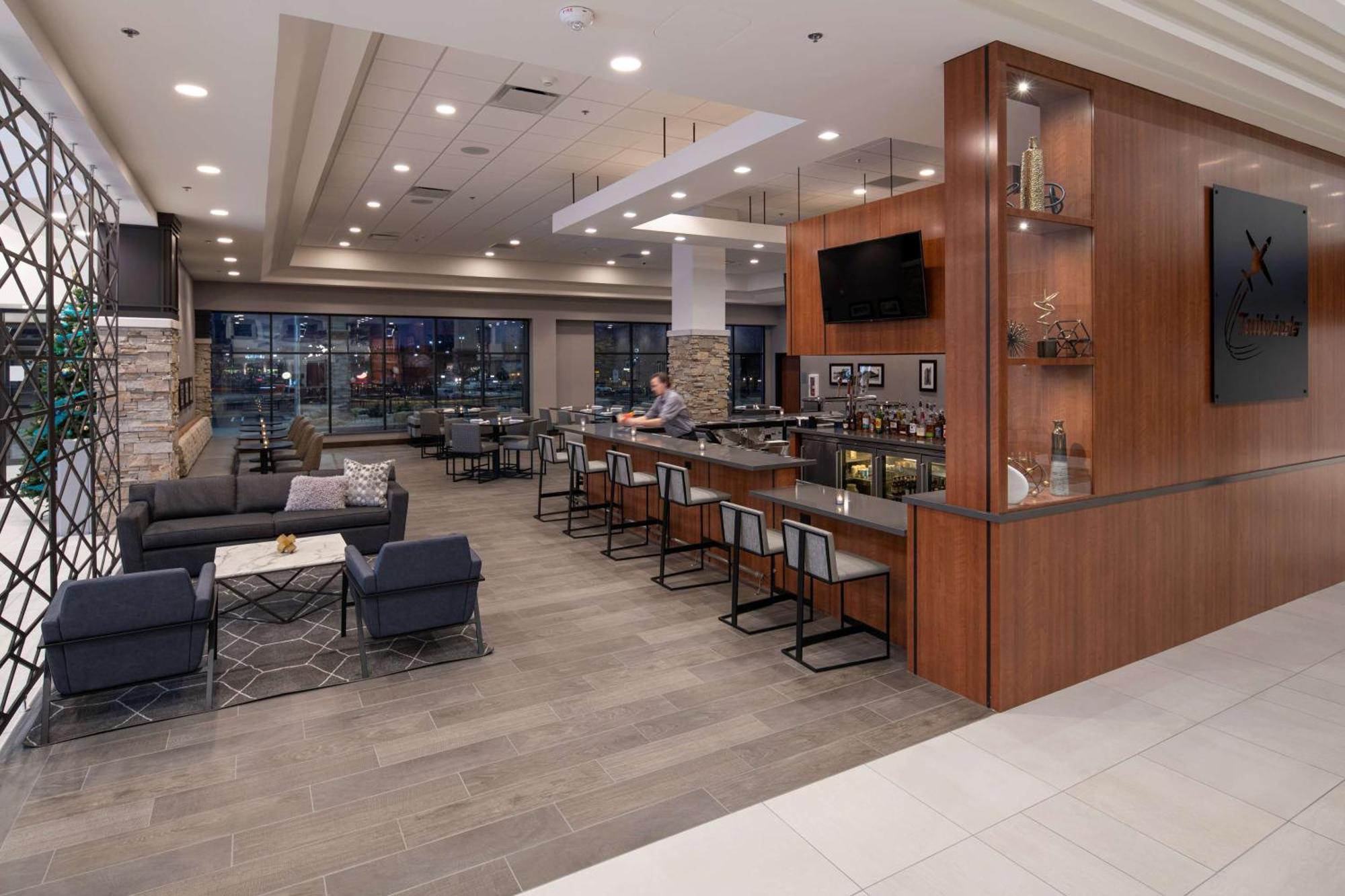 Doubletree By Hilton Madison East Hotel Екстериор снимка