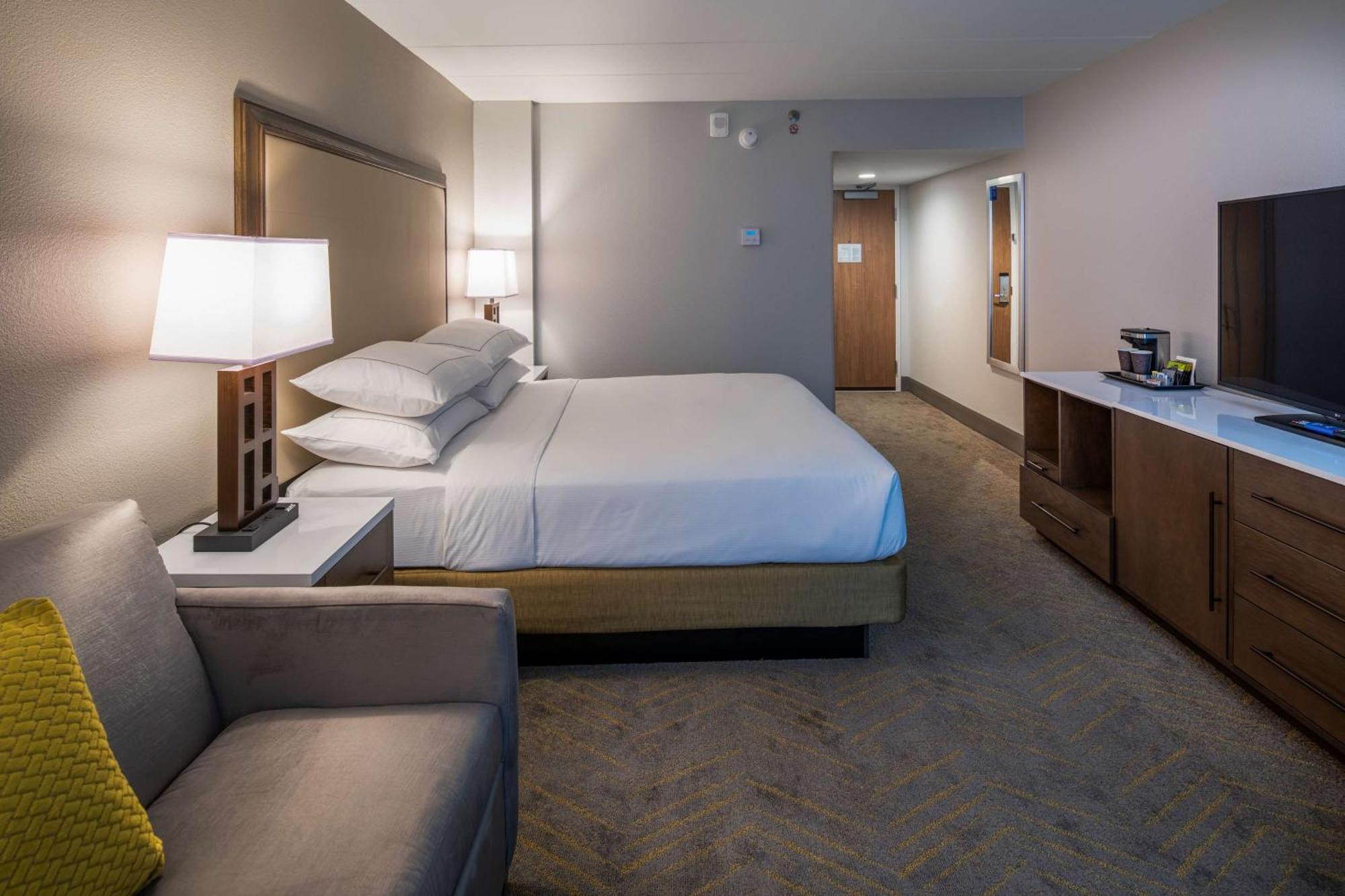 Doubletree By Hilton Madison East Hotel Екстериор снимка