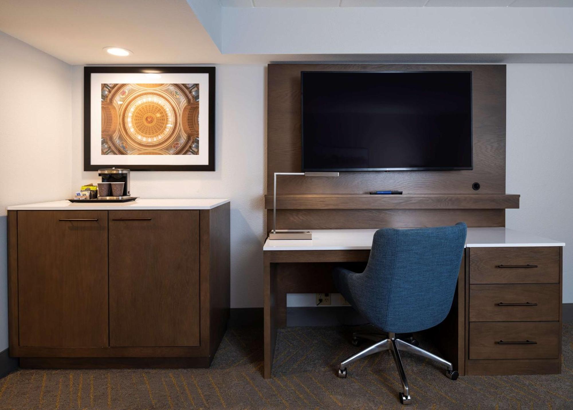 Doubletree By Hilton Madison East Hotel Екстериор снимка