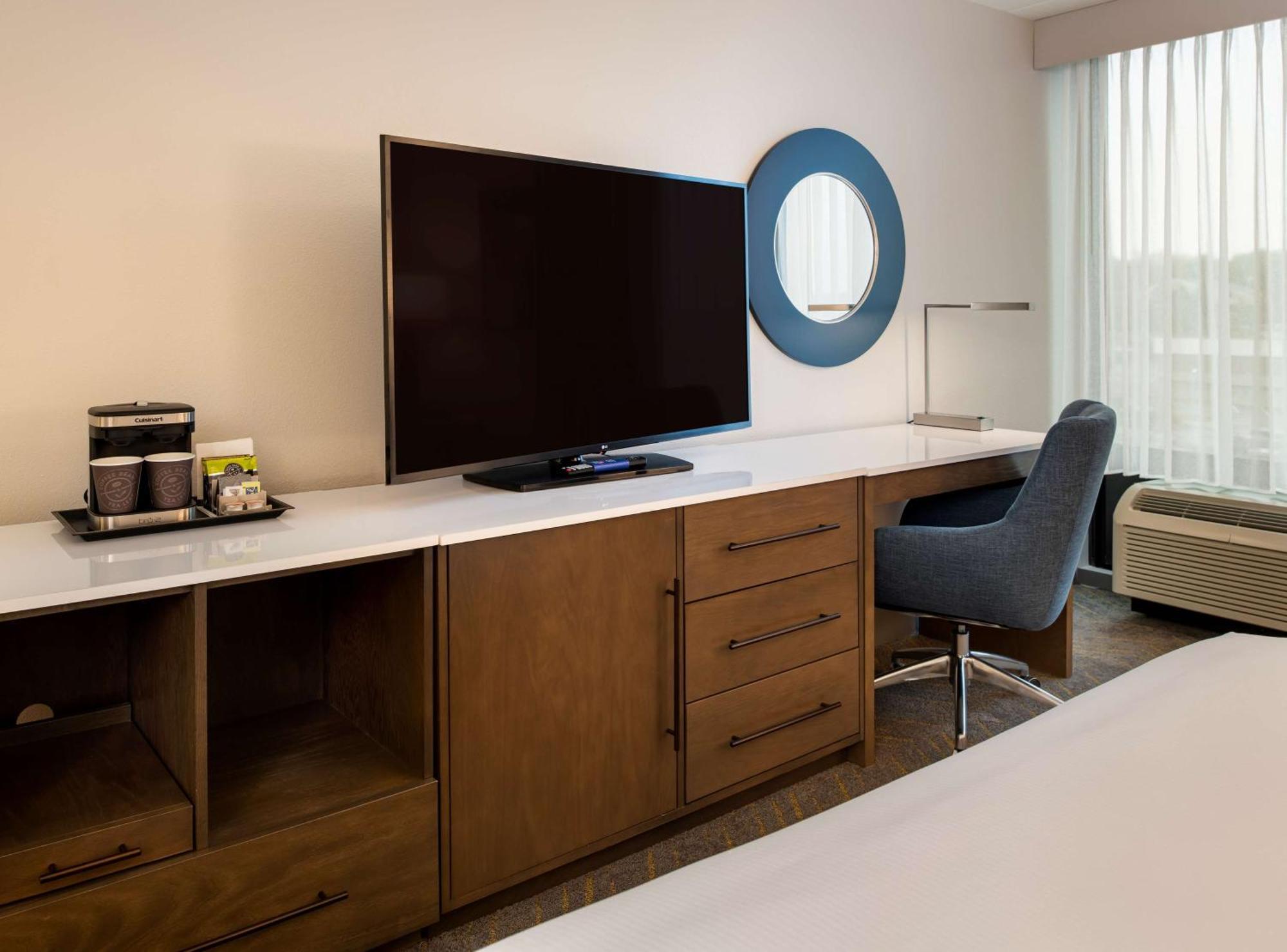 Doubletree By Hilton Madison East Hotel Екстериор снимка