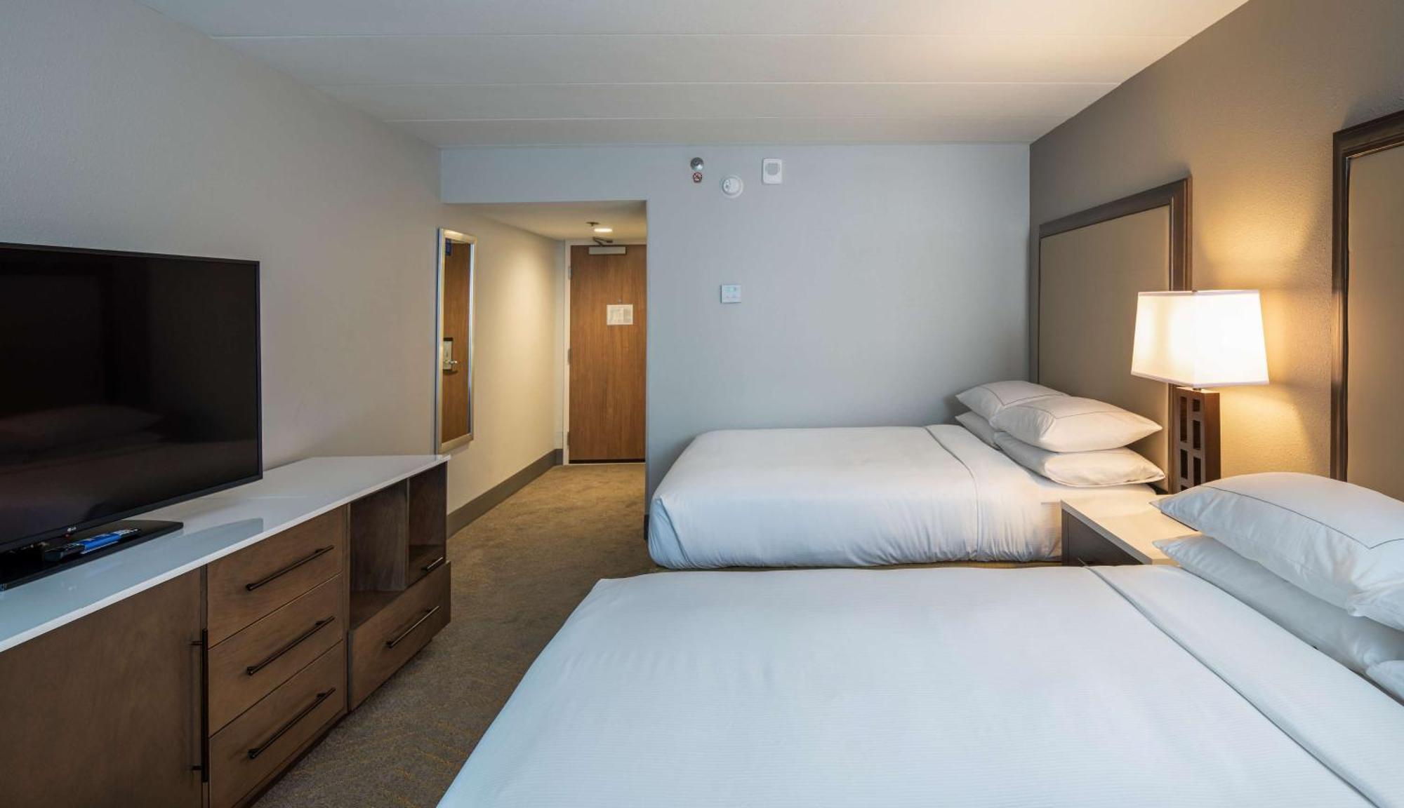 Doubletree By Hilton Madison East Hotel Екстериор снимка
