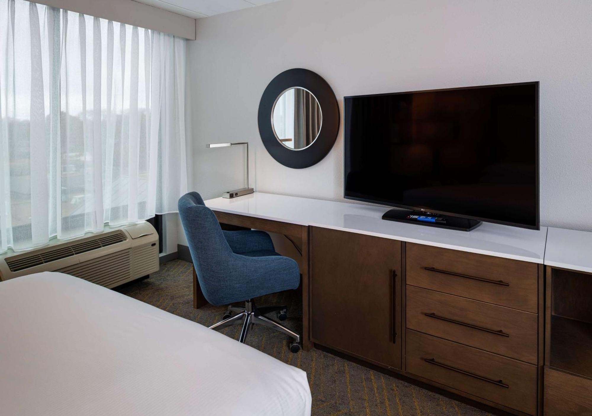 Doubletree By Hilton Madison East Hotel Екстериор снимка