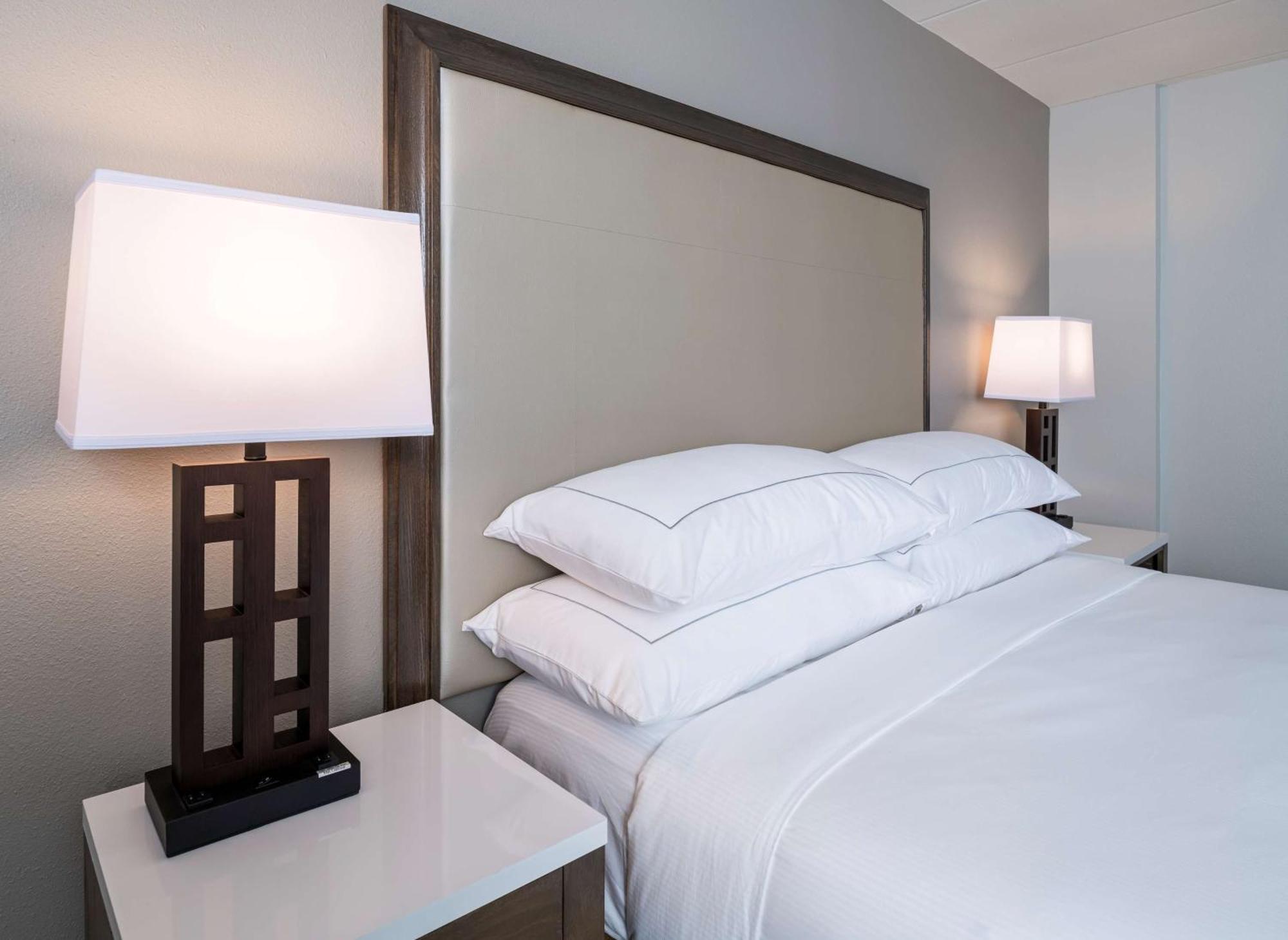 Doubletree By Hilton Madison East Hotel Екстериор снимка