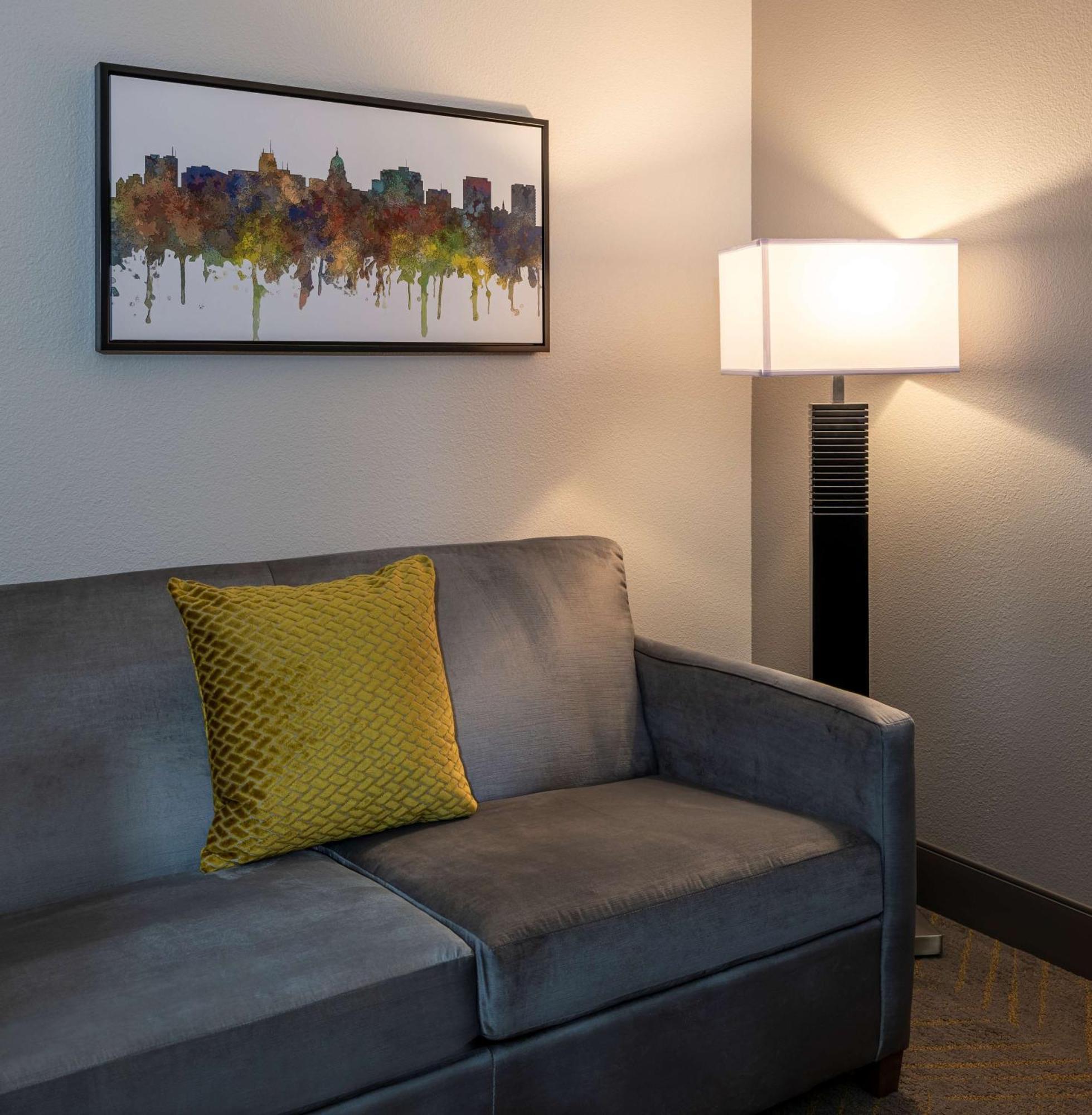 Doubletree By Hilton Madison East Hotel Екстериор снимка