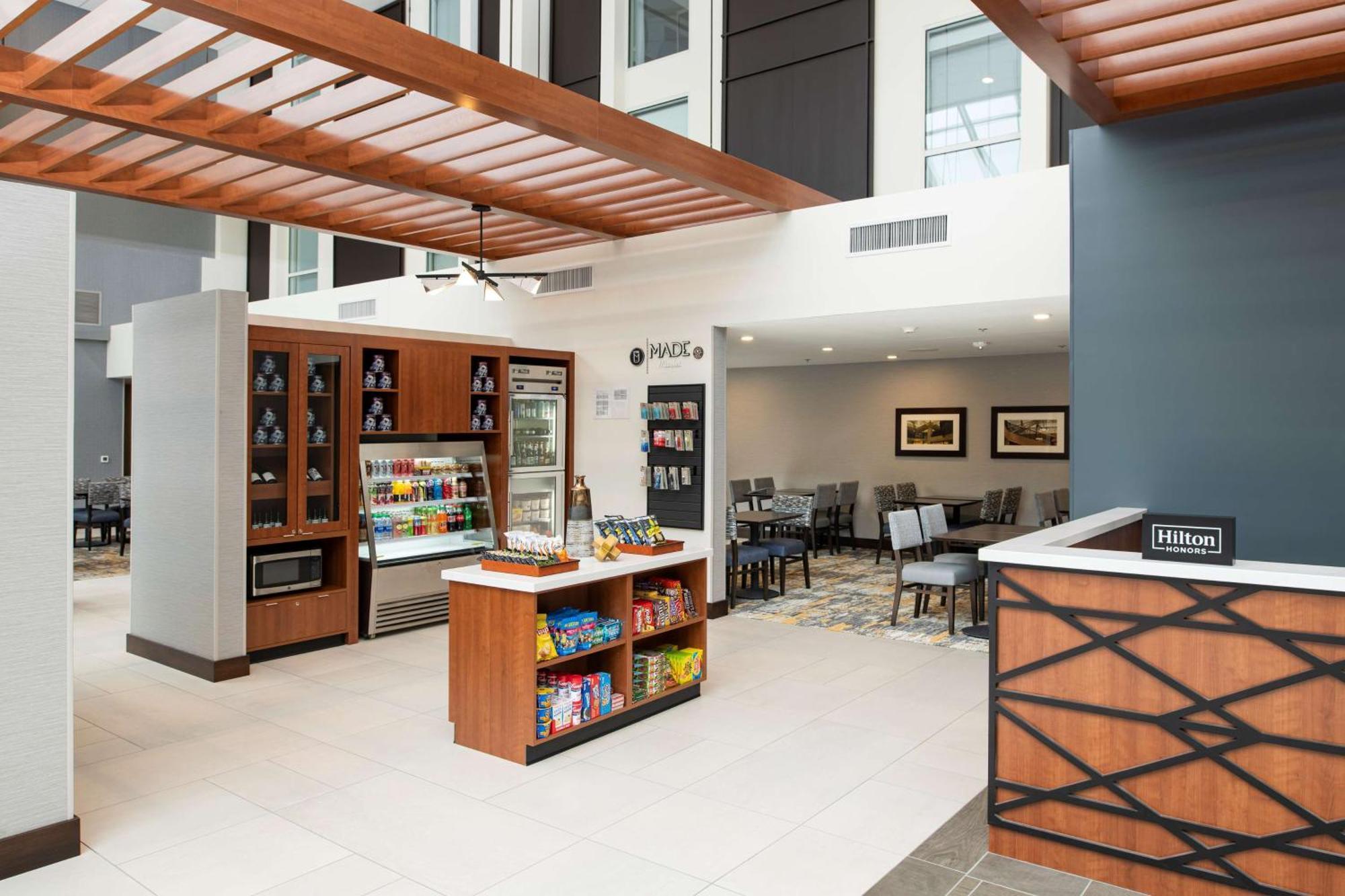 Doubletree By Hilton Madison East Hotel Екстериор снимка
