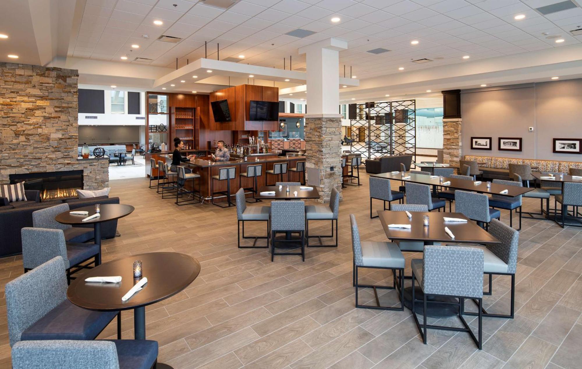 Doubletree By Hilton Madison East Hotel Екстериор снимка