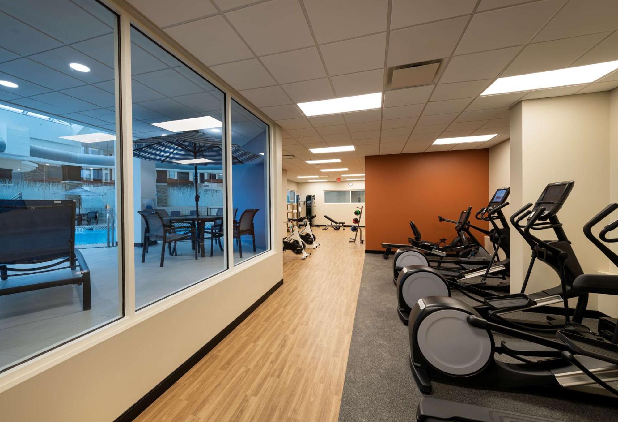 Doubletree By Hilton Madison East Hotel Екстериор снимка
