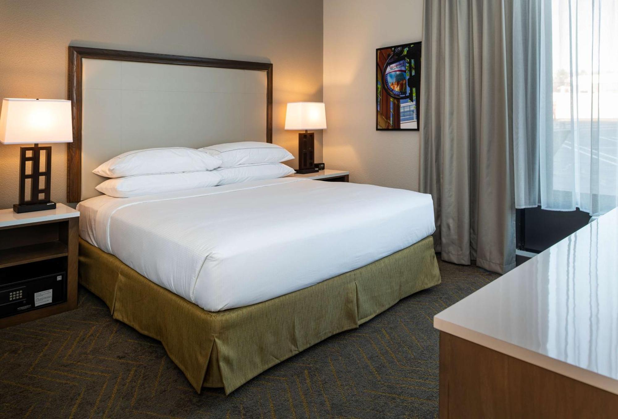 Doubletree By Hilton Madison East Hotel Екстериор снимка